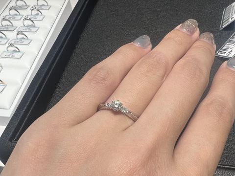 【エクセルコダイヤモンド(EXELCO DIAMOND)の口コミ】 婚約指輪らしいシンプルなデザインが豊富で、似たデザインを何種類も比較…