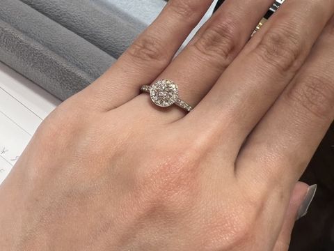 【ケイウノ ブライダル(K.UNO BRIDAL)の口コミ】 大きなダイヤモンドを小さなダイヤモンドで取り巻いたデザインが非常に綺…