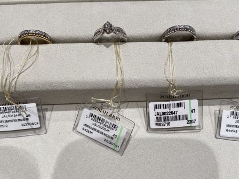 【ブシュロン(BOUCHERON)の口コミ】 パリの老舗ジュエリーブランドです。
デザイン性の高さは飛び抜けてると思…