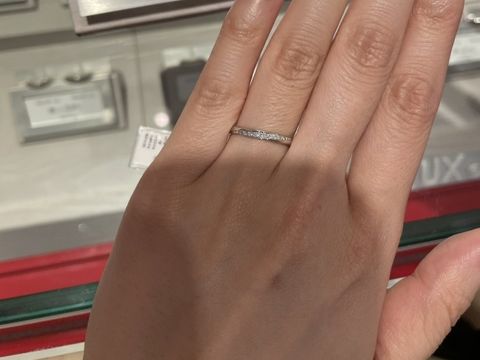 【AFFLUX(アフラックス)の口コミ】 AFFLUXのAya 「しあわせ彩る」を試着。
ハーフエタニティでかつ、斜めにダ…