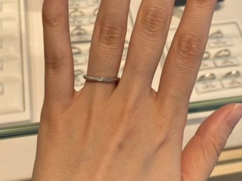 【銀座ダイヤモンドシライシの口コミ】 メレダイヤが斜めに入っているリングを探していました。かつ、ウェーブが…