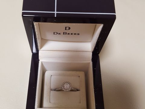 【デビアス(DE BEERS)の口コミ】 結婚指輪を予め決めていたので、そちらと重ねづけできるデザインがよかっ…