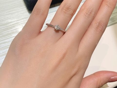 【TRECENTI(トレセンテ)の口コミ】 細めで華奢なデザインが非常に可愛らしかったです。結婚指輪と重ね付けし…