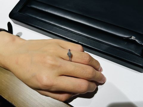 【ラザール ダイヤモンド(LAZARE DIAMOND)の口コミ】 ウェーブで両サイドにメレダイヤが入っている指輪をいくつかのデザインパ…