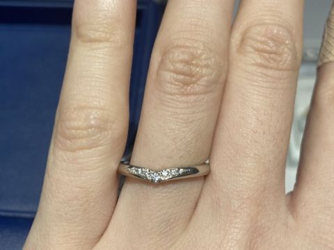 【銀座ダイヤモンドシライシの口コミ】 指輪のデザインがV字ラインのため指が長く見えるのがおすすめポイントです…