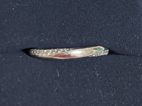 【4℃ BRIDAL(ヨンドシーブライダル)の口コミ】 シンプルだけれどダイヤが上品にサイドから輝くデザイン。カーブが指にフ…