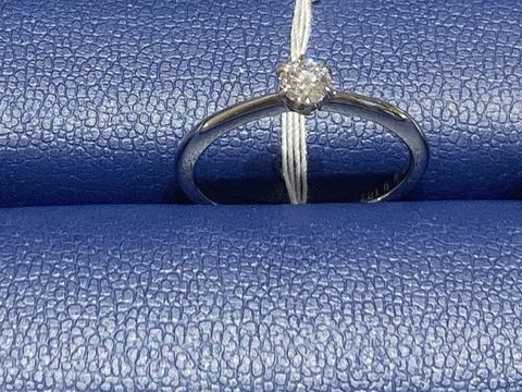 【銀座ダイヤモンドシライシの口コミ】 結婚指輪と重ねづけして普段使いできることを条件にしていて、提案して下…