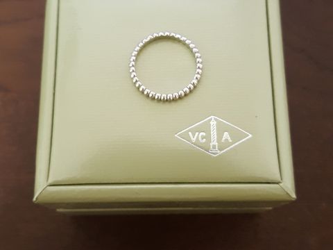 【ヴァン クリーフ＆アーペル(Van Cleef & Arpels)の口コミ】 雑誌でみて一目惚れし、結婚するときは絶対これ！と決めていました。
シル…