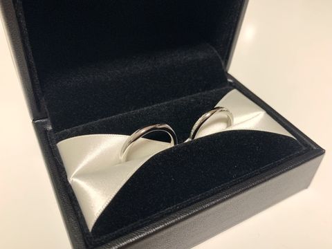 【エクセルコダイヤモンド(EXELCO DIAMOND)の口コミ】 婚約指輪をシンプルなデザインにしていたため、自分の指に馴染みやすい太…