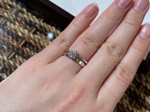 【杢目金屋(もくめがねや)の口コミ】 オリジナルの桜柄カットが施されたダイヤモンドや、木目をイメージした指…