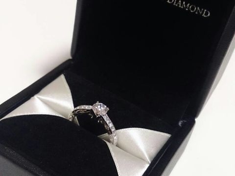 【エクセルコダイヤモンド(EXELCO DIAMOND)の口コミ】 半周をぐるっと覆うメレダイヤの輝きと、台座に乗った一粒石の品質の良さ…