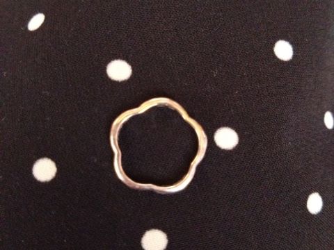 【シャネル(CHANEL)の口コミ】 丸いタイプではなく、お花の形のとてもかわいいリングです。若い頃見て、…