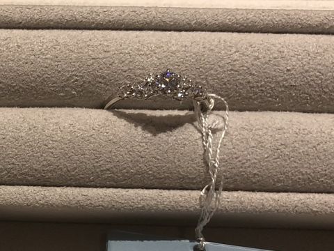 【BELLE NOBLE(ベルノーブル)の口コミ】 ベルノーブルのラブバケットというリングを試着しました。
センターのダイ…