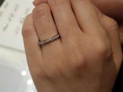 【グラフ(GRAFF)の口コミ】 婚約指輪のイメージが強かったのですが、結婚指輪も負けずにキラキラ輝い…