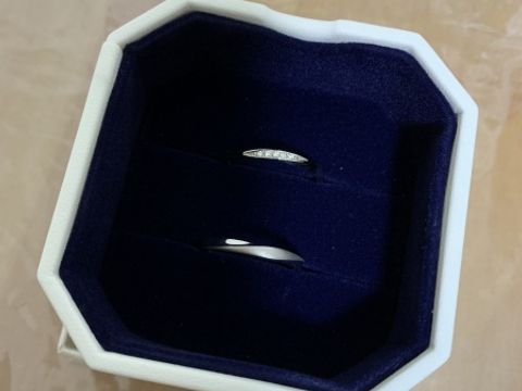 【4℃ BRIDAL(ヨンドシーブライダル)の口コミ】 デザインがウェーブのもの
ダイヤがついていたもの
なおかつ予算内で納め…