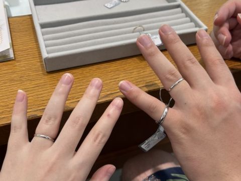 【アネリディギンザ(ANELLI DI GINZA)の口コミ】 とてもシンプルなデザインのものを試着しました。指輪の幅も細過ぎず太過…