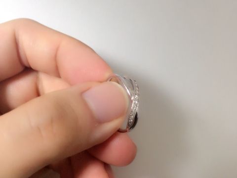 【組曲ジュエリーの口コミ】 指が綺麗に見えるような流線型、シンプルで華奢なフォルム、付け心地の良…