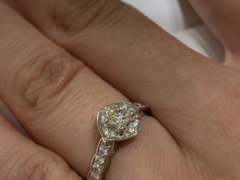 【シャネル(CHANEL)の口コミ】 地金部分が大きなダイヤを取り囲んでいるので、ダイヤが大きく華やかに見…