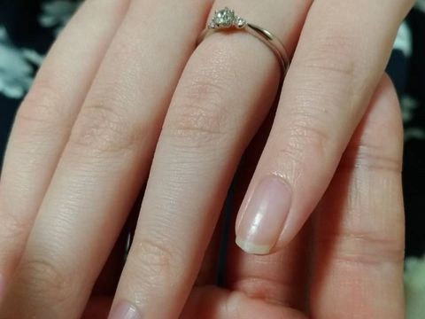 【garden(ガーデン)の口コミ】 デザインは細身で、小さめのダイヤが両横に一つずつついています。その2つ…