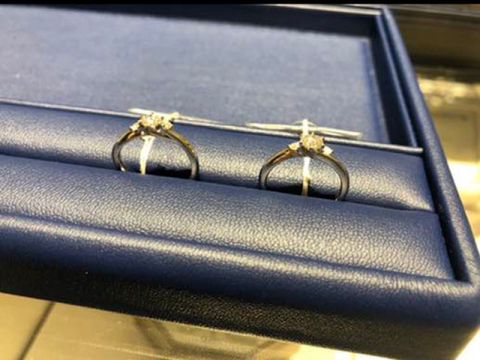 【銀座ダイヤモンドシライシの口コミ】 中央のダイヤの両サイドにもダイヤがあるので手元は華やかになると思いま…