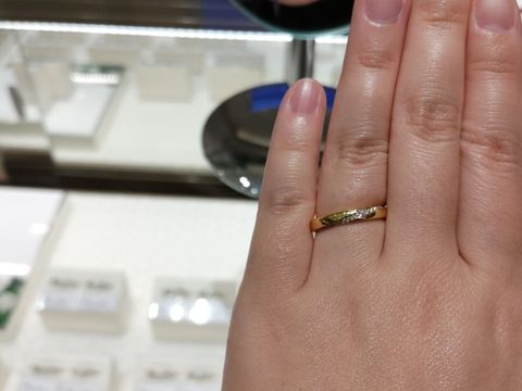 【festaria bijou SOPHIA(フェスタリア ビジュソフィア)の口コミ】 ゴールド素材のダイヤ付きの結婚指輪です。ダイヤが左下から右上に流れる…