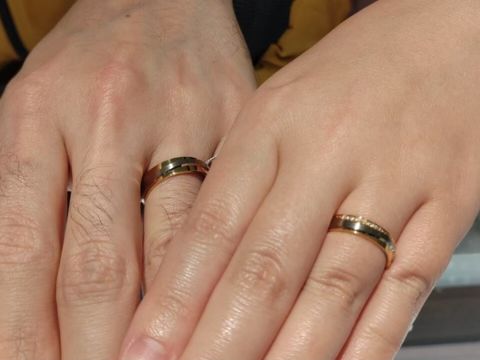 【CHARMY(チャーミー)の口コミ】 ゴールド素材の結婚指輪です。鍛造製法で作られている指輪で、変形しづら…