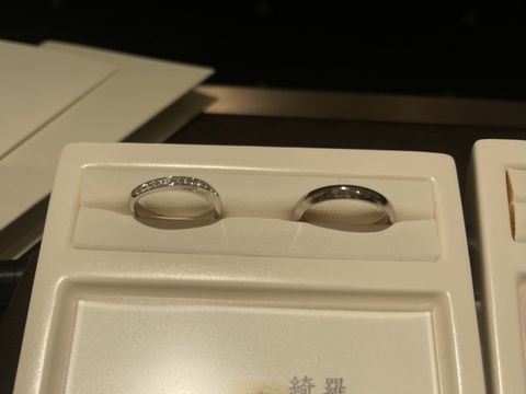 【俄(にわか)の口コミ】 ダイヤがたくさんついていてとっても華やかです。
斜めにダイヤ入っている…