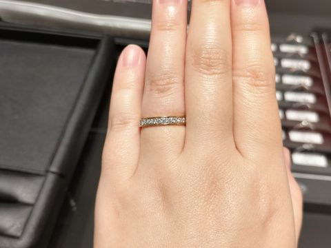 【エクセルコダイヤモンド(EXELCO DIAMOND)の口コミ】 ダイヤモンドとゴールドの結婚指輪です。ハーフエタニティの指輪は一気に…