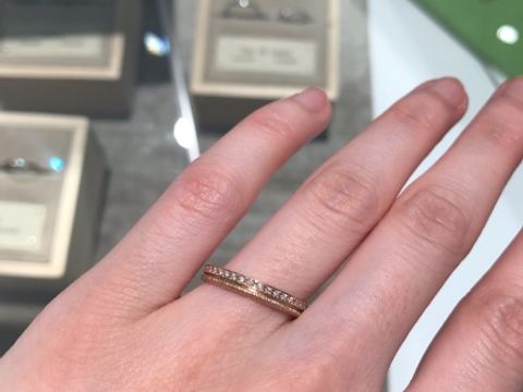 【YUKA HOJO(ユカホウジョウ)の口コミ】 色がピンクゴールドで、キラキラもついてるデザインがよく、ゼクシィアプ…