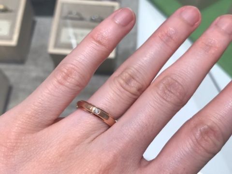 【YUKA HOJO(ユカホウジョウ)の口コミ】 柔らかめで石が沢山付いている他のリングと比較するために、シンプルな石…