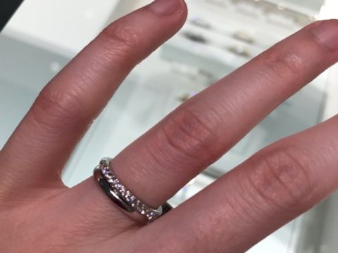 【ティファニー(Tiffany & Co.)の口コミ】 シンプルなリングとエタニティリング2つを重ねづけで検討しておりました。…