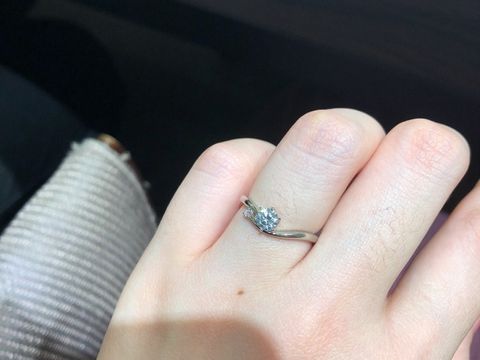 【アイプリモ(I-PRIMO)の口コミ】 婚約指輪でダイヤが大きくて、ゴージャスでした。
曲がったデザインがすご…