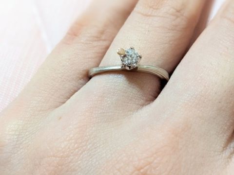 【杢目金屋(もくめがねや)の口コミ】 木目がとても可愛かったです。
自分で好きな色、木目、石が選べるので、自…