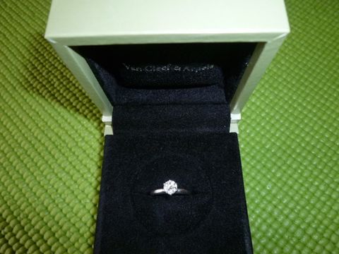 【ヴァン クリーフ＆アーペル(Van Cleef & Arpels)の口コミ】 シンプルですがエンゲージリングの王道なデザインと、ヴァン クリーフ＆ア…
