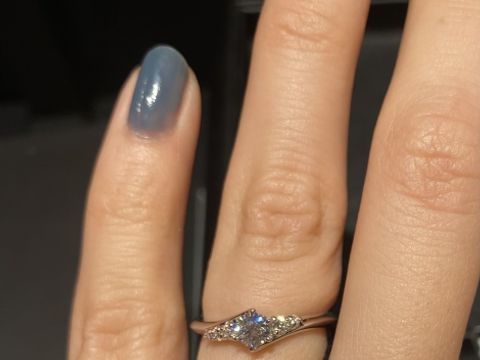 【エクセルコダイヤモンド(EXELCO DIAMOND)の口コミ】 センターダイヤの輝きがあり、その周りとダイヤの下にもメレダイヤがつい…