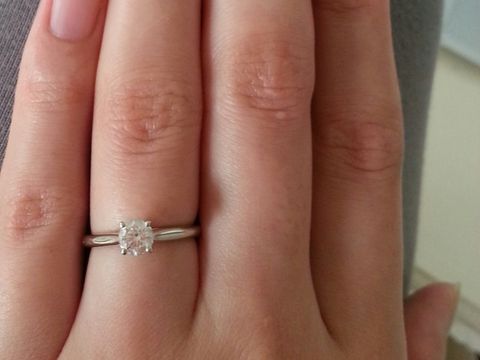 【カルティエ(Cartier)の口コミ】 婚約指輪は絶対に王道デザインの一粒ダイヤと昔から決めていました。
王道…