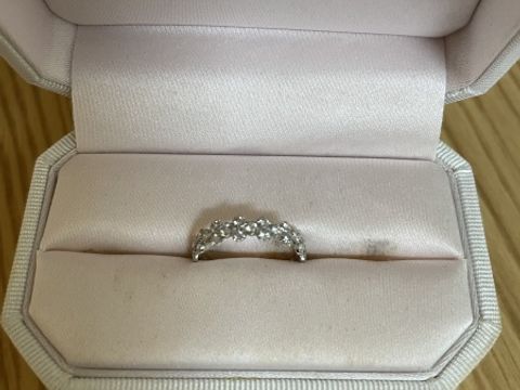 【AHKAH(アーカー)の口コミ】 普段使いもできるようにシンプルなデザインを選びました。あまり石が大き…