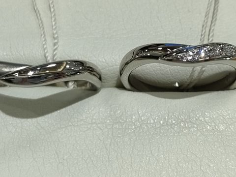 【Only You(オンリーユー)の口コミ】 形は男女同じですが、男性側は左につや消し、女性側はその反対側にダイヤ…