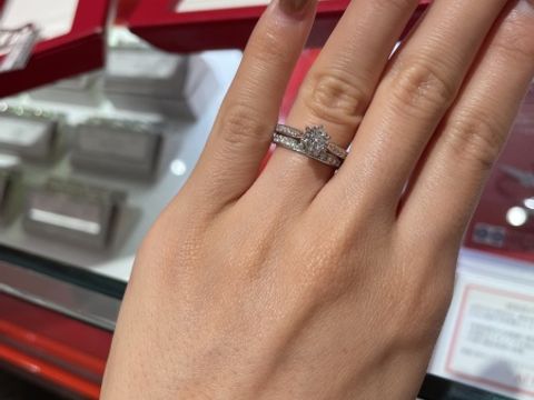 【AFFLUX(アフラックス)の口コミ】 デザインは180種類もありとても豊富だった。リングの素材、カラー、ダイヤ…