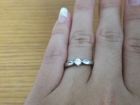 【ブルガリ(BVLGARI)の口コミ】 シンプルなデザインのものを探していました。ダイヤの部分は横から見ると…