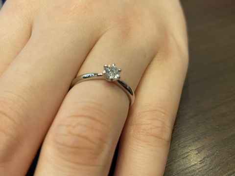 【ケイウノ ブライダル(K.UNO BRIDAL)の口コミ】 価格に加え、シンプルなデザインがよかったので、試着するうちにダイヤ1個…