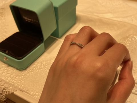 【ティファニー(Tiffany & Co.)の口コミ】 もともとティファニーのハーモニーの婚約指輪を頂いていたので、重ね付け…