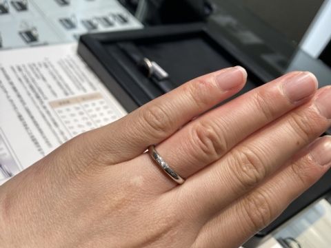 【ラザール ダイヤモンド(LAZARE DIAMOND)の口コミ】 正面にダイヤが3粒ついているものは他ブランドでも多々見受けられますが、…