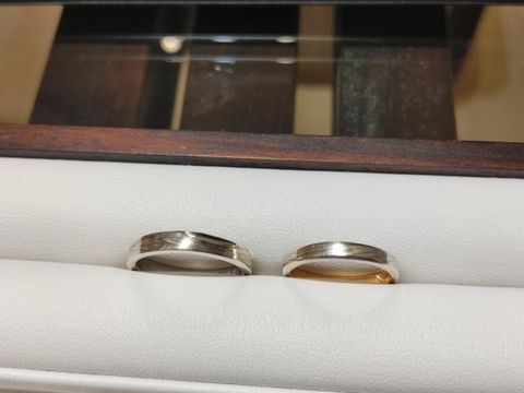 【杢目金屋(もくめがねや)の口コミ】 木目調のデザインが印象的なデザインです。新郎新婦2人の指輪を1つの金属…
