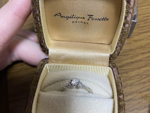 【アンジェリックフォセッテ(Angelique Fossette)の口コミ】 私は中心にダイヤがあるデザインが好きで、
色々探した結果このデザインに…