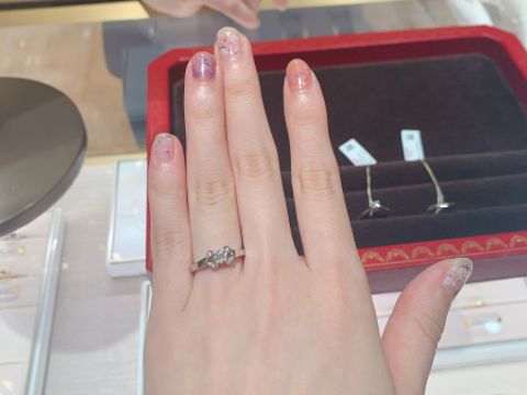 【カルティエ(Cartier)の口コミ】 真ん中の大きなダイヤの周りに、ハート型が2つ横を向いたようなデザインが…