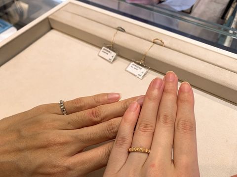 【ブシュロン(BOUCHERON)の口コミ】 四角形がごつごつしたデザインで、先進的でおしゃれなリングです。
着け心…