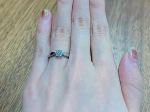 【ティファニー(Tiffany & Co.)の口コミ】 最初に婚約指輪を試着したリングで、どうしてもこのダイヤの輝きと可愛さ…