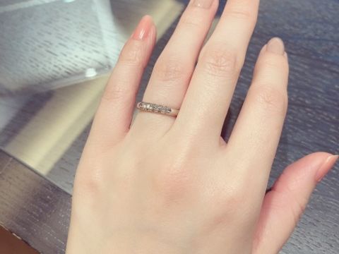 【MIKIMOTO(ミキモト)の口コミ】 ストレートタイプのダイヤモンドが3石と5石のもので悩みましたがこちらの5…