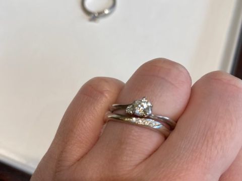 【杢目金屋(もくめがねや)の口コミ】 リングが細めの作りになっていて、小さな手の人にも馴染むデザインだと思…
